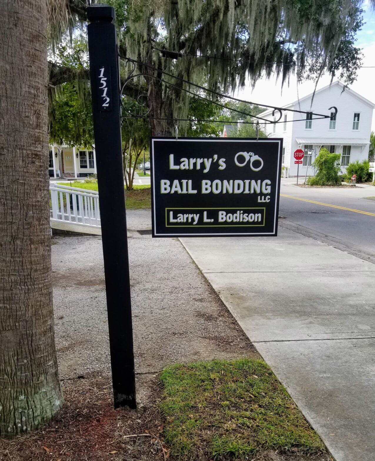 Larry's Bail Bonding Sign
